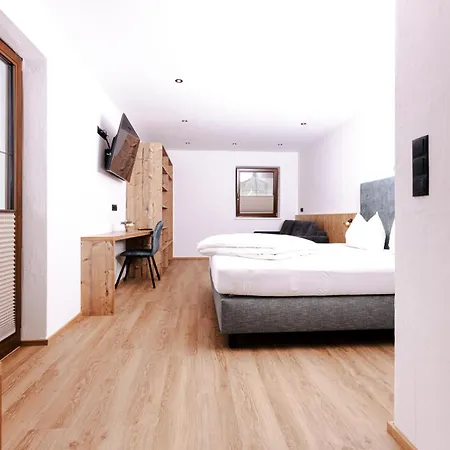 Aigner *** Han/Misafirhane Fügen