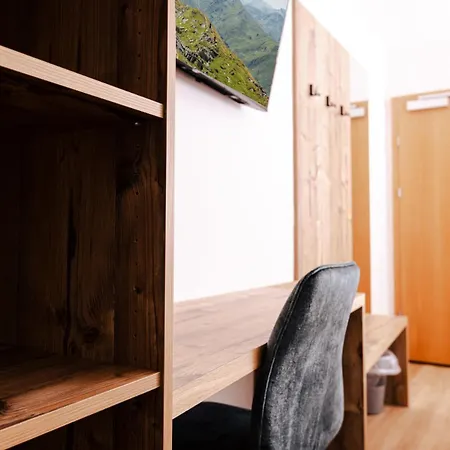 Aigner *** Han/Misafirhane Fügen